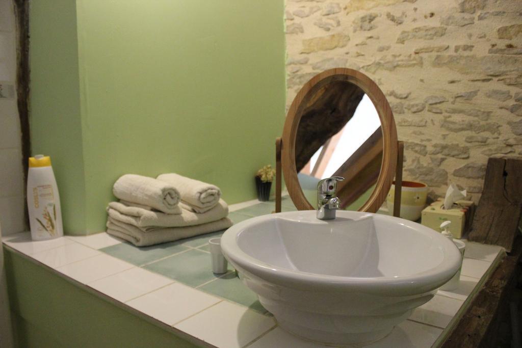 La Bicyclette Fleurie Bed & Breakfast Villemoirieu Room photo