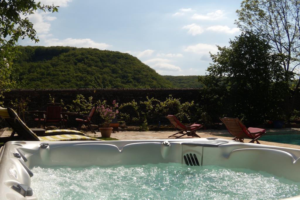 La Bicyclette Fleurie Bed & Breakfast Villemoirieu Exterior photo